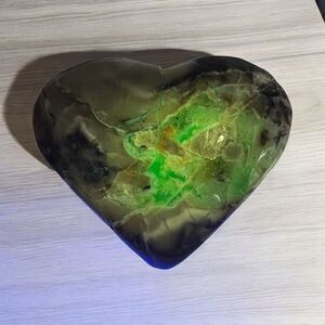 Volcano Agate Crystal Heart Carving UV Reactive‎ (#1)